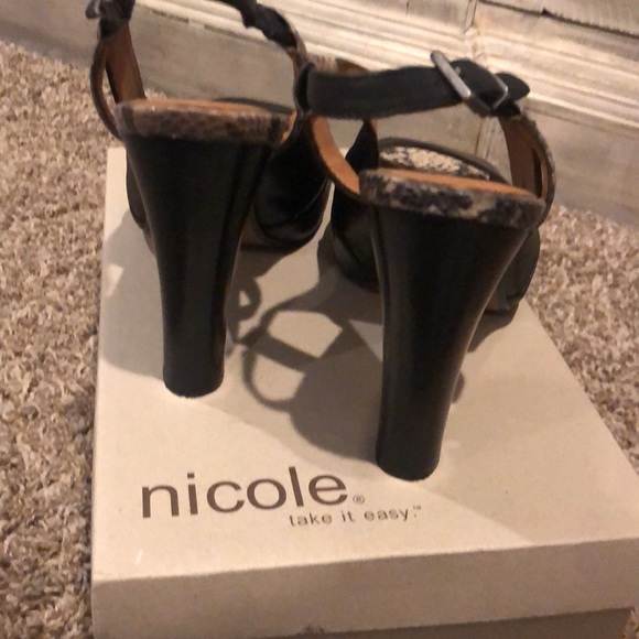 Beautiful heel by Nicole in VERY GOOD USED CONDITION - Picture 3 of 7